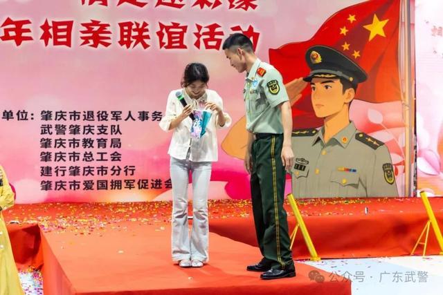 真情告白！球员庆祝进球亲吻情人送出定情信物的简单介绍